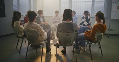 Bayan öğretmen zihinsel sağlık farkındalığıyla ilgili öğrencilerle açık tartışmayı yönetiyor. Kadın Öğrencileri Paylaşım Duygularını Güvenli, Destekleyici Sınıflar Ortamına Destekliyor. Duygusal Zeka kavramı.