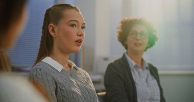 Genç Kadın Grup Akıl Sağlığı Konusunda Kişisel Mücadele Konusunda Açılıyor. Destekleyici Sınıf Arkadaşları ve Öğretmen Empati ile Dinleyin. Konsept Duygusal Farkındalık, Güvenli Sınıflar Odası.