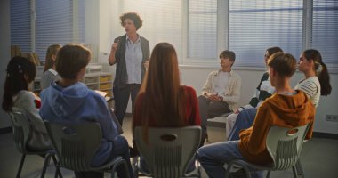 Çemberin Ortası 'ndaki Genç Kıza Duygusal Doğaçlama Egzersizi, Gerçek Hayat Duygularını ve Empatiyi Keşfeden Kadın Öğretmenler Rehberi. Eğitim ve Duygusal Zeka Konsepti.