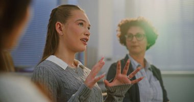 Genç Kadın Grup Akıl Sağlığı Konusunda Kişisel Mücadele Konusunda Açılıyor. Destekleyici Sınıf Arkadaşları ve Öğretmen Empati ile Dinleyin. Konsept Duygusal Farkındalık, Güvenli Sınıflar Odası.