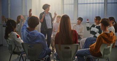 Çemberin Ortası 'ndaki Genç Kıza Duygusal Doğaçlama Egzersizi, Gerçek Hayat Duygularını ve Empatiyi Keşfeden Kadın Öğretmenler Rehberi. Eğitim ve Duygusal Zeka Konsepti.