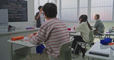 Odaklanmış Öğrenciler Kodlamayı Açıklayan Öğretmeni Dinleyin. Öğrenciler, Öğretmenlerin Programlama Konseptini İzleyen Masalarda Oturuyorlar. Dijital Eğitim kavramı. Doli Vuruşu.