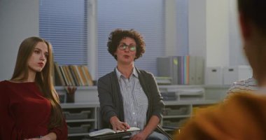 Öğretmenlerin stres yönetimi ve empati üzerine sakin tartışmalara rehberlik ettiği öğrencilerin zihinsel sağlık dersleri. Konsept Duygusal Eğitim, Farkındalık ve Destek Sınıfı Kültürü. Sabit Çekim.