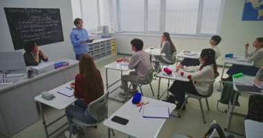 Mavi Başlıklı Genç, Oyun Geliştirme Projesi Sınıf Arkadaşları ve Öğretmeni 'ni gururla sunar. Eğitimde yenilik kavramı ve proje temelli öğrenme yoluyla topluluk önünde konuşma becerileri geliştirilmesi.