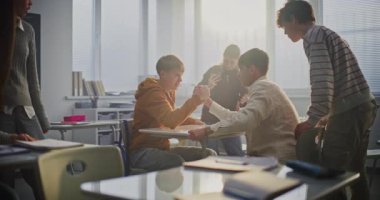 Öğrenciler Boş Zamanlarında Dostça Bilek Güreşi Maçı, Duygularını ve Kahkahalarını İfade Etme Yarışması 'na katılıyor. Yoldaşlık kavramı, Duygusal Zeka ve Modern Eğitimde Akran İlişkisi. Sabit Çekim.