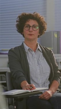 Bir grup genç bayan öğretmenin önderliğinde Modern Sınıflar Arasında Duygusal Refah Oturumuna katıldı. Eğitim Sisteminde Farkındalık, Empati ve Pozitif Ruh Sağlığı Kültürü. Dikey Çekim.