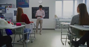 Genç Erkek Öğrenci Sınıf Sınıf Arkadaşlarına Rapor verirken Dijital Tableti Tutuyor. Eğitimde Kavram Teknolojisi ve Toplumsal Konuşma Yeteneklerinin Gelişimi. Doli Vuruşu.