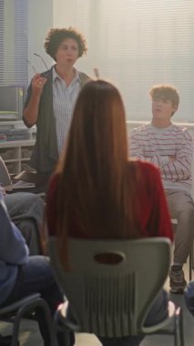 Çemberin Merkezindeki Genç Kıza Duygusal Doğaçlama Egzersizi, Gerçek Hayat Duygularını Keşfeden, Empati Yapan Kadın Öğretmenler Rehberi. Eğitimde Psikoloji, Duygusal Zeka. Dikey Çekim.