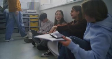 Öğrenciler Dizüstü bilgisayarda Birlikte Otururlar, Fikirlerini Paylaşırlar ve Çalışma Oturumunda Notlar Yazarlar. Akran Öğrenimi, Açık Diyalog ve Esnek Modern Sınıflandırma Ortamı.