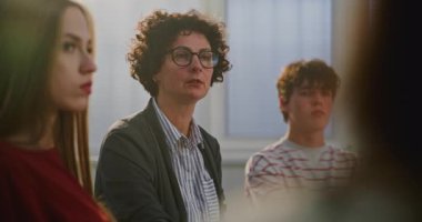 Kapanış Öğretmeni Gençlik Öğrencilerini Ruh Sağlığı Tartışması sırasında Duygularını ve Düşüncelerini Açıklamaya Destekliyor. Konsept Psikolojik Refah, Açık Diyalog ve Okullardaki Duygusal Edebiyat. Portre.