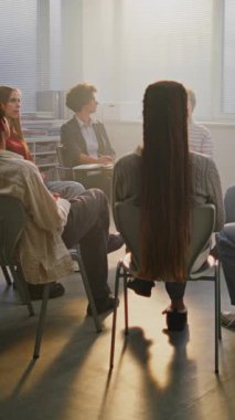 Çeşitli Öğrenci Grubu Şefkatli Öğretmen 'in Akıl Sağlığı Rehberi Konulu Sınıf Konuşmasına Katılır. Konsept Empati, Açık İletişim ve Eğitimde Psikolojik Güvenlik. Dikey Çekim.