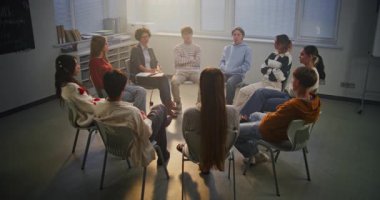 Öğretmen, Parlak Sınıfta Gençlerle Akıl Sağlığı Tartışmasını kolaylaştırıyor, Empati ve Güven 'i teşvik ediyor. Duygusal Büyüme, Öğrenci Desteği ve Modern Okul Ortamı kavramını. Doli Vuruşu.