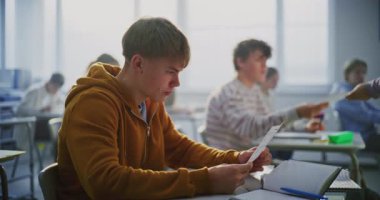 İki Genç, Parlak, Modern Sınıfta Masada Oturuyor, Birlikte Eğilip Sınav ve Tartışma Sonuçları. Akran İşbirliği, Modern Okul Ayarlarında Öğrenme Deneyimlerinin Paylaşılması kavramını benimse.