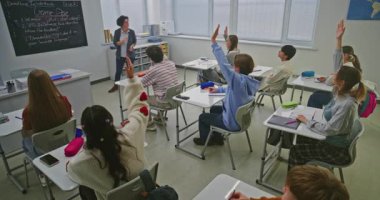 Programlama sınıfındaki Bayan Öğretmen Öğrenciyi Kuralları Düzeltmek İçin Karatahtaya Çağırıyor. Modern Sınıfta Kodlamayı Öğrenme. Dijital Eğitim, Yetenek Geliştirme, Modern Eğitim Konsepti.