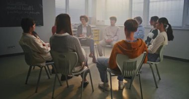 Bayan öğretmen zihinsel sağlık farkındalığıyla ilgili öğrencilerle açık tartışmayı yönetiyor. Kadın Öğrencileri Paylaşım Duygularını Güvenli, Destekleyici Sınıflar Ortamına Destekliyor. Duygusal Zeka kavramı.