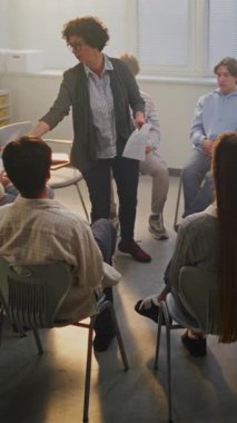 Öğretmen, Psikolojik Durum Öğrencileri Yönetiyor. Öğrenciler, öğretmenlerinin rehberliğinde düşüncelerini paylaşıyor, psikolojiyi tartışıyorlar. Açık İletişim, Ruh Sağlığı Eğitimi, Duygusal Öğrenme. Dikey Çekim.