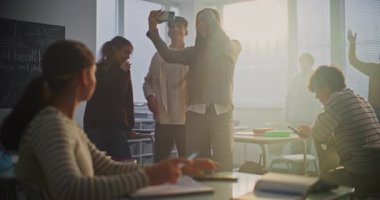 Bir grup mutlu öğrenci, Parlak Sınıfın Önünde Zekice Gülümseyen ve Barış İşaretleri Yapan Selfie Çekiyor. Çalışma gününde sosyal etkileşim ve gençlik kültürü kavramı.