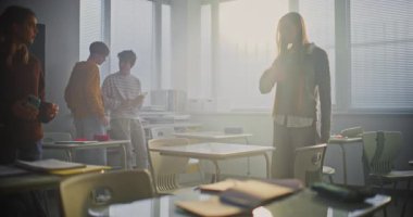 Teen Girls Rekorlar Arasında Eğlenceli Dans Videosu, Gülme ve Yaratıcı Anın Keyifli Anı. Gençlik Kültürü Kavramı, Sosyal Medya Eğilimleri ve Modern Okul Hayatı Yaratıcı İfade.