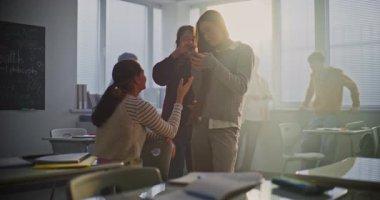 Bayan Öğrenciler, Parlak Sınıfta Oyuncu Sosyal Medya Klipsi Yapıyor, Yaratıcılık ve Özgüven İfade Ediyor. Olumlu Gençlik Kimliği, Arkadaşlık, Eğitim Ortamı İçin Duygusal İyilik kavramı.