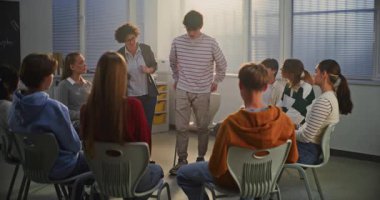 Ruh Sağlığı Dersi sırasında, Kadın Öğretmen Oğlanı Duygusal Doğaçlama, Diyalog yoluyla Duyguları İfade Etmeye Davet Ediyor. Kavramsal Öğrenme, Duygusal Serbest Bırakma ve Özfarkındalık.