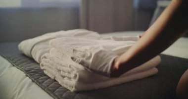 Hizmetçi Eldiveni Kapalı Eldivenler Kıtır Havlular ve Otel Yatağında Yumuşak Bornozla Zarif Dokunuş İçin Küçük Taze Çiçeklerle Bitiyor. Dikkat Ayrıntısı ve Konukseverlik Servisi.