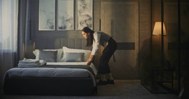 Profesyonel Kadın Modern, Lüks Otel Odasına Girdi. Tableti Elde Tutma, Kadın Araştırmaları Odası, Konfor ve Ayarlama Yatağı. Otel Yönetimi, İş Seyahati, Üst Düzey Müşteri Hizmetleri.