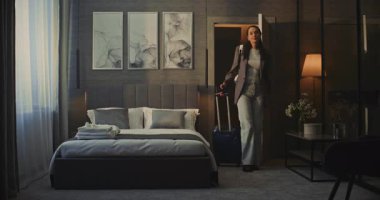 Güzel bir kadın uzun bir yolculuktan sonra otel odasına yerleşir. 