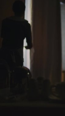 Lüks Suit 'teki Otel Temizlik Personeli Düzenleme Odası. Hizmetçi Perdeleri Açar Misafirler İçin Yatakta Doğal Işığa İzin Verir. Konukseverlik Servisi, Temiz Karşılama Merkezi. Dikey Çekim.