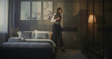 Profesyonel Kadın Modern, Lüks Otel Odasına Girdi. Tableti Elde Tutma, Kadın Araştırmaları Odası, Konfor ve Ayarlama Yatağı. Otel Yönetimi, İş Seyahati, Üst Düzey Müşteri Hizmetleri.