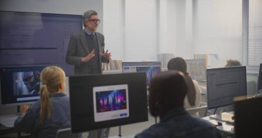 Tarz sahibi Erkek Eğitmen, Yetişkin Öğrencilere Yapay Zeka Üretim İlkelerini Açıklayan İzleme Programını İzliyor. Teknolojide Dijital Eğitim, Yaşam Boyu Öğrenme ve Profesyonel Geliştirme kavramı.