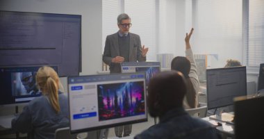 Tarz sahibi Erkek Eğitmen, Yetişkin Öğrencilere Yapay Zeka Üretim İlkelerini Açıklayan İzleme Programını İzliyor. Teknolojide Dijital Eğitim, Yaşam Boyu Öğrenme ve Profesyonel Geliştirme kavramı.