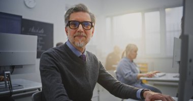 Programlama kursu sırasında Masaüstü Bilgisayarı 'nda Gözlüklü Kıdemli Adam' ı Harekete Geçirin. Sürekli Öğrenme, Modern Eğitim, Teknoloji Müdahalesi ve Kişisel Gelişim kavramını benimseyin. Portre.