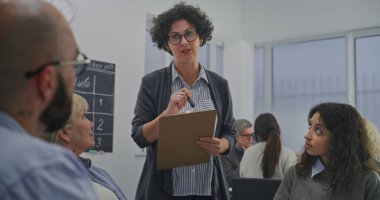 Yetişkin Öğrenciler Çemberi Olgun Öğretmenler Konuşma Grubu ile Sınıf Atölyesi 'ne Katılır. Cazibe ve Dahil Olma Kavramı, Profesyonel Ama Rahat Eğitim Ortamı.