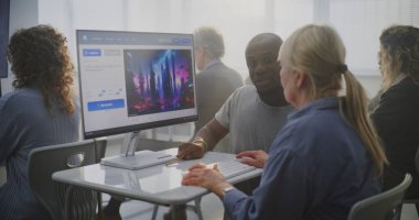 Kıdemli Öğrenci Genç Akıl hocasıyla Yapay Zeka Çalışmaları Tasarımı. Kadın, Afro-Amerikan Öğretmeninin rehberliğinde yapay zeka neslini keşfediyor. Danışmanlık, Eğitim Eşitliği, Teknoloji yoluyla Köprüleme Nesilleri.