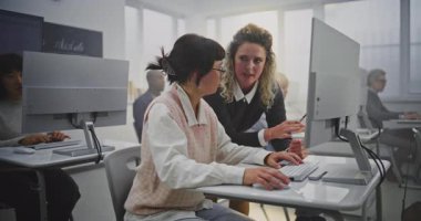 Profesyonel Kadın Eğitimci Yetişkin Öğrenciler için Programlama Dersi Başı. Öğretmen, bir sonraki Bayan Öğrenci, İlerlemeyi Denetliyor, Yaratıcı Problem Çözmeyi Destekliyor. Modern Eğitim, Motivasyon kavramını kabul et.