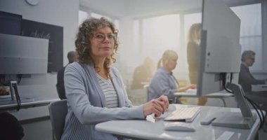 Modern Sınıfta Bilgisayar 'da Kıvırcık Saçlı Neşeli Orta Çağ Kadın Çalışmaları. Olumlu Öğrenme, Dijital Dönüşüm ve Yetişkinler için Yeni Kariyer Fırsatları kavramını kabul edin. Portre.