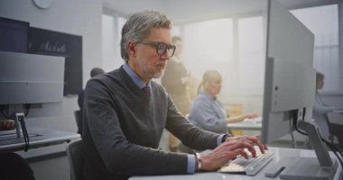 Programlama kursu sırasında Masaüstü Bilgisayarı 'nda Gözlüklü Kıdemli Adam' ı Harekete Geçirin. Sürekli Öğrenme, Modern Eğitim, Teknoloji Müdahalesi ve Kişisel Gelişim kavramını benimseyin. Portre.