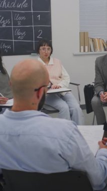 Yetişkin Öğrenciler Çemberi Olgun Öğretmenler Konuşma Grubu ile Sınıf Atölyesi 'ne Katılır. Özen ve Katılım, Profesyonel Ama Rahat Eğitim Ortamı. Dikey Çekim.