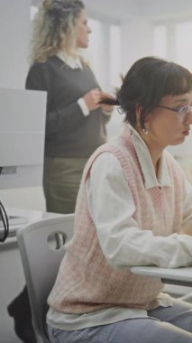 Modern bilişim sınıfında Kıvırcık Saçlı Zarif Bayan Öğretmen Yetişkin Öğrencilerle Kodlama Projeleri İnceledi. Eğitimde Dijital Dönüşüm, Destek, Öğrenmede Takım Çalışması. Dikey Çekim.