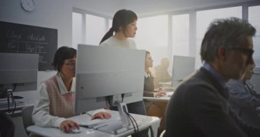 Modern Sınıfta Bilgisayar Projesinde Kıdemli Öğrenci Asistanı. Genç Bayan Eğitmen Mans Projesi Yorumları, Monitörde Ayrıntılar. Dijital Yetenekler, Modern Yetişkin Eğitimi.