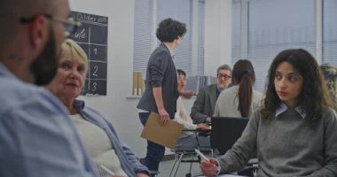 Yetişkin Öğrenciler Çemberi Olgun Öğretmenler Konuşma Grubu ile Sınıf Atölyesi 'ne Katılır. Cazibe ve Dahil Olma Kavramı, Profesyonel Ama Rahat Eğitim Ortamı.