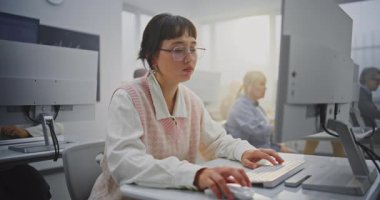 Güney Asyalı Gözlüklü Kadın Kodlama dersinde Bilgisayarda Oturuyor, gülümsüyor. Yaşam Boyu Öğrenimi, Dijital Edebiyat, Mesleki Gelişim ve Modern Eğitim kavramları. Portre.