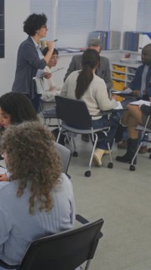 Yetişkin Öğrenciler İki Ayrı Tartışma Çemberine Bölündü. Gruplar Arasındaki Öğretmen Hareketleri, Gözlem İlerlemesi, Geri bildirim, Atama Hakkında Kısa Konuşmalar. Dikey Çekim.