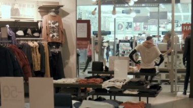 Elbise dükkanı girişine Timelapse