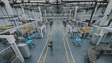 Yüksek Otomatik Ortam 'daki İnsansı İşçiler. Yapısal Endüstriyel Ayarlarda İnsansı Robotların İşlediği Gelecek Kurulum Hattı. Teknolojik Gelişim ve Modern Endüstri kavramı.