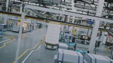 Sıfır İnsan Varlığıyla Temiz Sanayi Ortamı. Makinelerin ve robotların tüm montajı yürüttüğü gelecekçi fabrika ortamı. Gelecek Nesil Üretimi ve El işçiliğinin Yokluğunu Kabul Et.