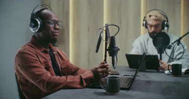 Dijital Medya 'da Profesyonel Kayıt Ses Tartışması. Stüdyoda Profesyonel Vites Kaydı Kullanan İki Adam Bölüm Uzman Bilgi Paylaşımı ve Profesyonel Diyalog Üzerine Odaklandı. Düşünce Liderliği.