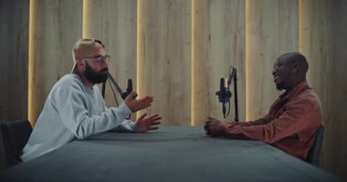 Profesyonel Stüdyo Kurulumundaki İki Adam Arasındaki Otantik Podcast konuşması. Studio 'da Podcast' i kaydederken Erkekler Canlı Sohbet Etsin. Modern Medya Alanında Hikaye Anlatımı, Yaratıcı Değişim.