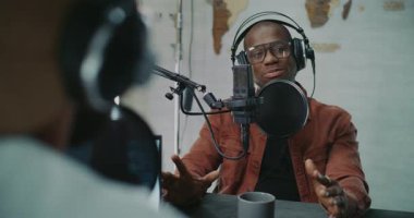 Yaratıcı Stüdyoda İki Adam Arasında Gizli Podcast Sohbeti. Modern Stüdyoda Podcast 'i kaydederken Yetişkin Erkekler Paylaşım Tartışması. Otantik İletişim, Hikaye Anlatımı ve Yaratıcı İşbirliği.