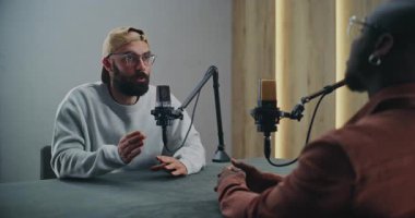 İyi Edebiyat Stüdyosunda Dostça Podcast Konuşması Yapan Adamlar. İki Profesyonel Kayıt Podcast 'i, Açık Konuşuyor ve Doğal Hareketler Yapıyor. Yaratıcılık kavramı ve Gevşek Hikaye Anlatımı Vibe.